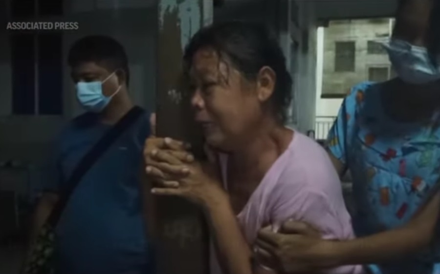 Người dân Myanmar khóc nấc khi đón nhận thi thể người thân bị bắn chết trong biểu tình